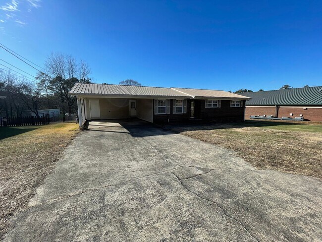 Foto del edificio - Brick 3/1 House in Lindale- $1,350