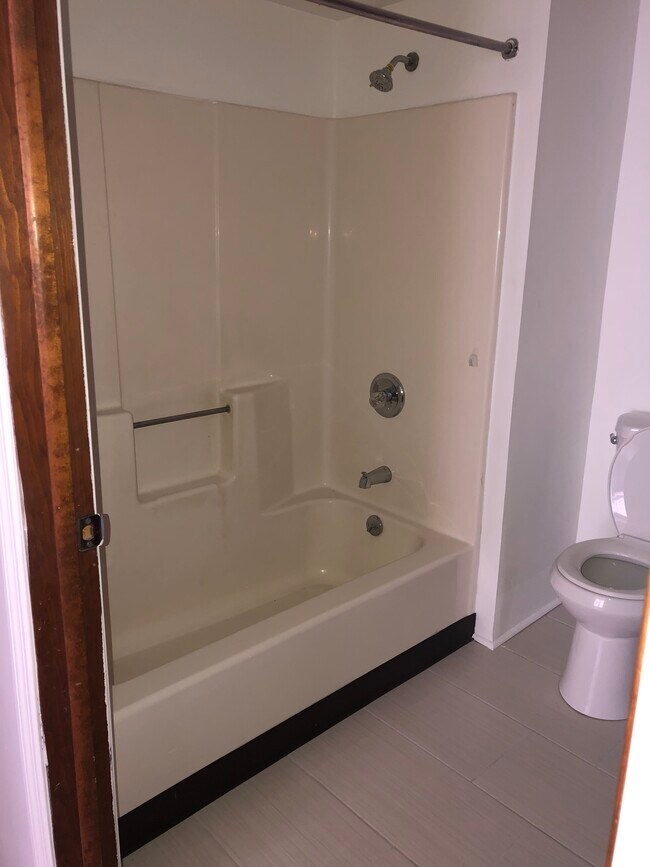 Baño - 81 Cheltingham Ave