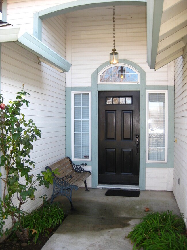 Building Photo - Spacious 4 Bedroom Home Across from Verben...