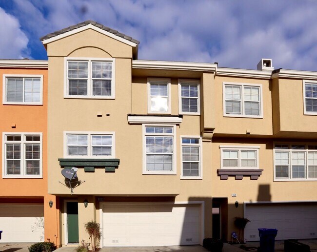 Foto del edificio - Beautifully Spacious 3-bedroom townhome in Fremont – Gated community!