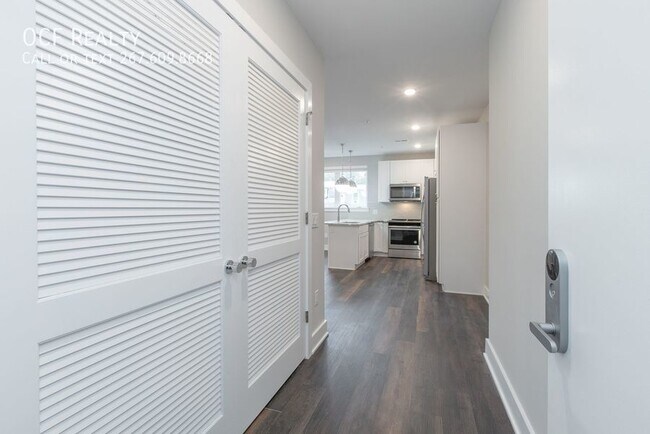 Building Photo - Germantown Square 1 Bedroom