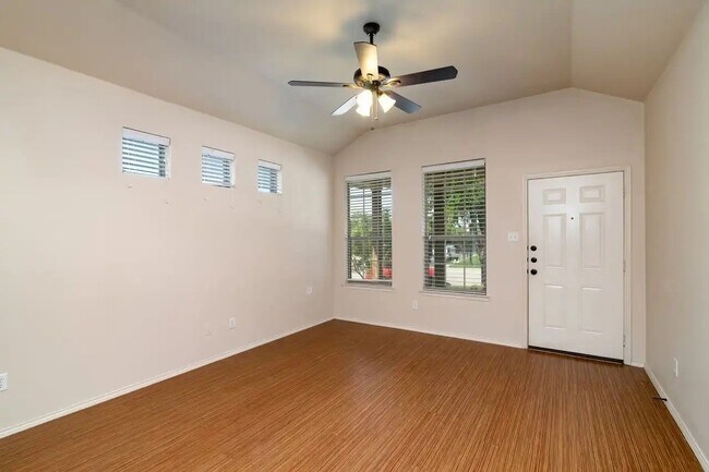 Foto del edificio - 366 Armstrong Ln
