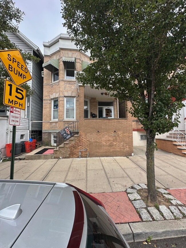 Building Photo - 606 15th St