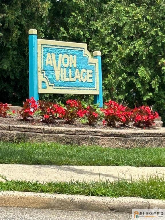 Building Photo - 8 Avon Dr