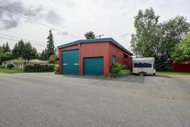 Building Photo - 900 W 19th Ave