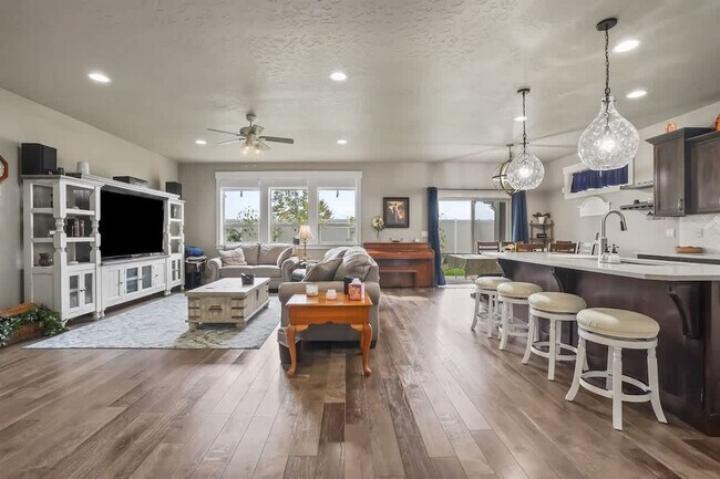 Foto del edificio - 18713 Easter Peak Ave