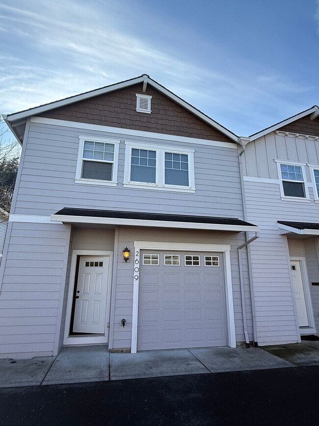 Building Photo - Beautifully Refurbished and updated Townhome style Home in Southeast Portland