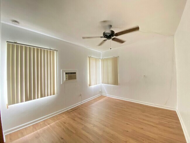 Foto del edificio - 907 Dowd Ave