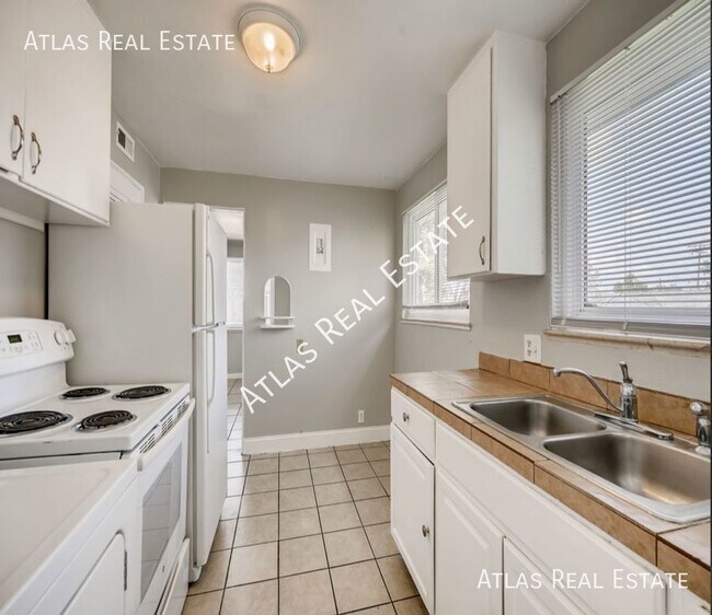 Building Photo - Beautiful 2 bedroom one bath apartment. Av...