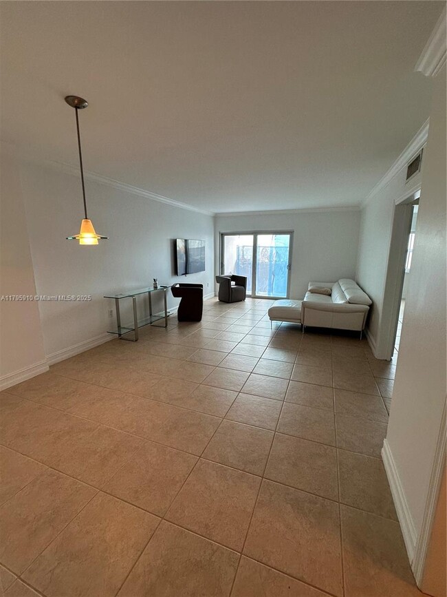 Building Photo - 400 Kings Point Dr