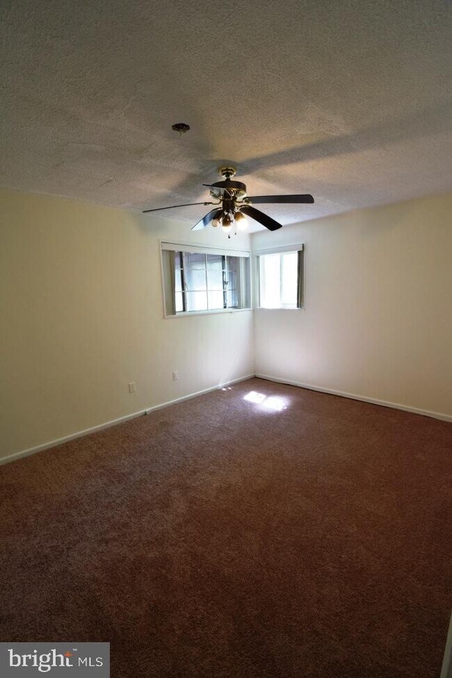 Building Photo - 1507 Oakview Dr