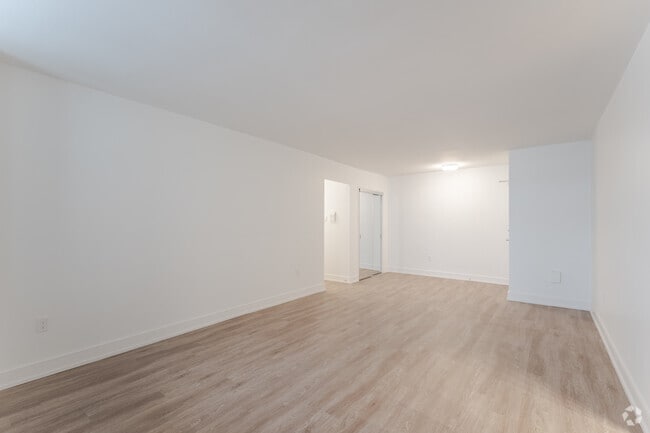 2BR, 1BA - 1106SF - Living Room - 2450 & 2460 Weston Rd