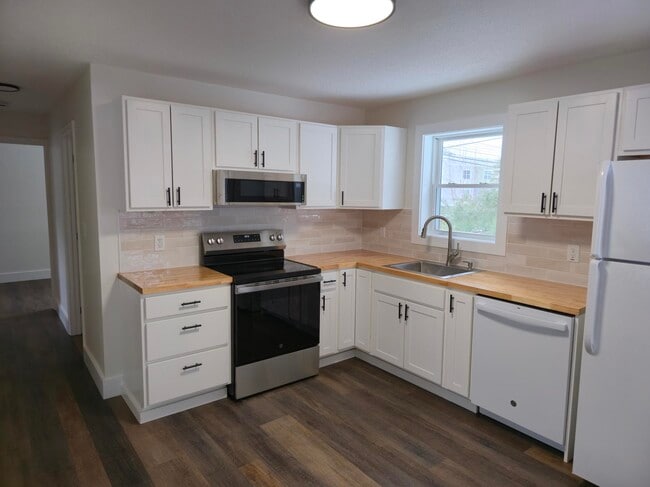 Eat-in Kitchen - 21 Old Etna Rd