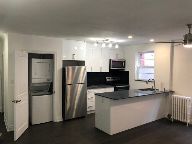 Photo du bâtiment - Little Italy - College Street 2 Bedroom Apartment / corner Palmerston Blvd.