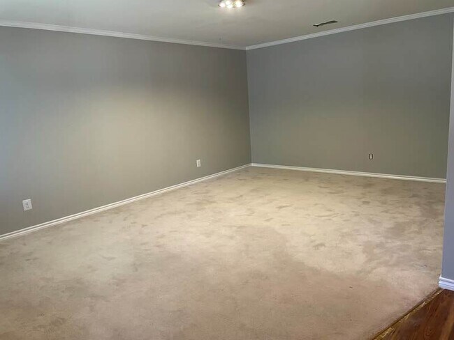 Building Photo - Super cute 2 bedroom close to campus!