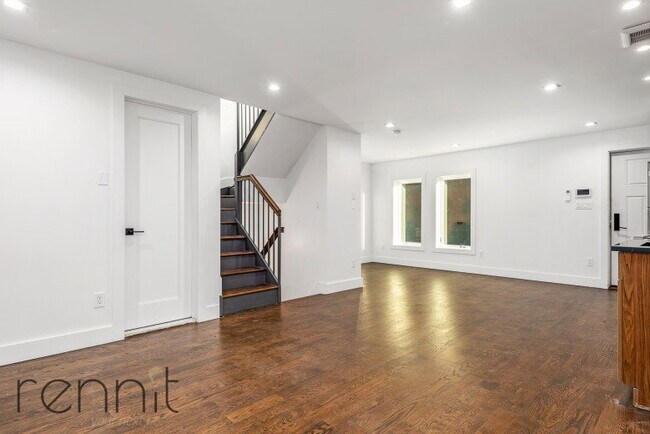 Building Photo - Kent Avenue, New York, NY 11249 - 4 BR 3 BA house