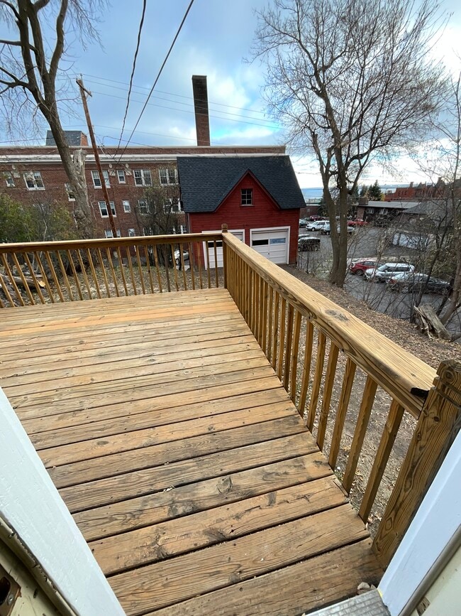 Building Photo - 1324 E 2nd St