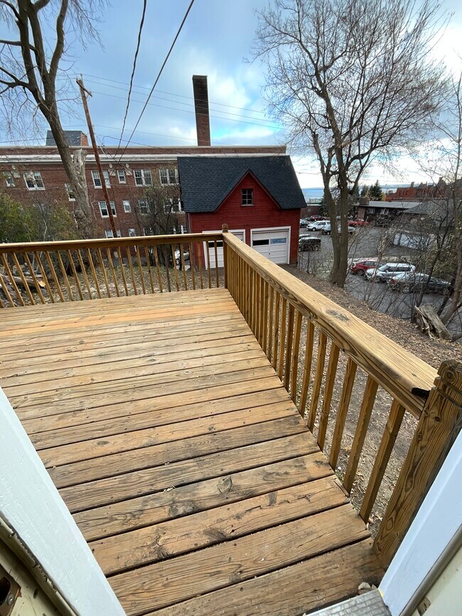 Foto del edificio - 1324 E 2nd St