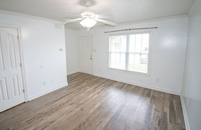 Building Photo - 102 Springwood Dr