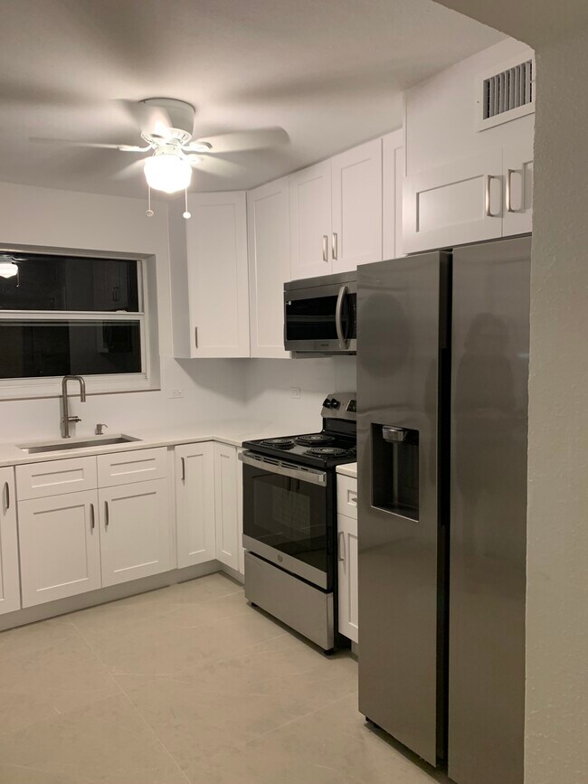 Building Photo - 1040 SW 4th St