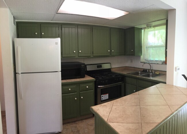 Building Photo - 3 Bedroom Townhouse with Off Street Parking