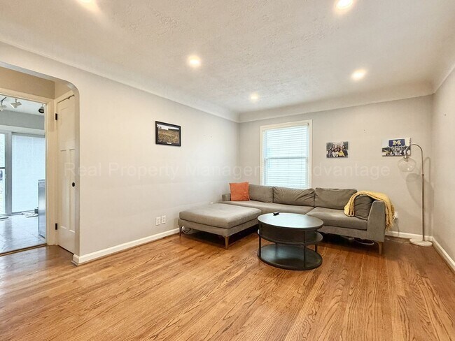 Foto del edificio - Bright and Renovated Near Downtown Royal Oak