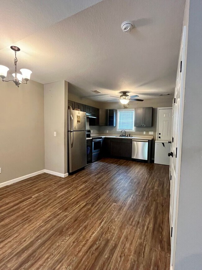 Foto del edificio - 403/405 E 6th Street