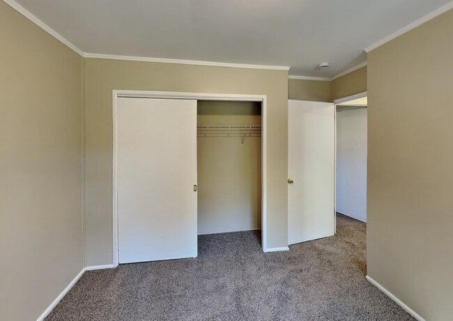 Building Photo - 1302 W 59th St