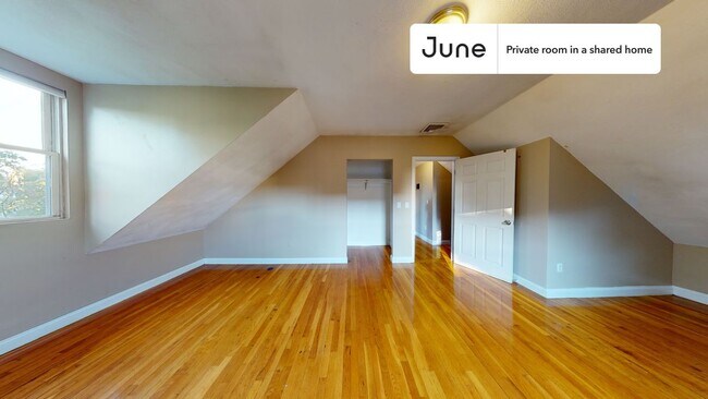 Foto del edificio - Private bedroom in 4 bed/1.5 bath Home