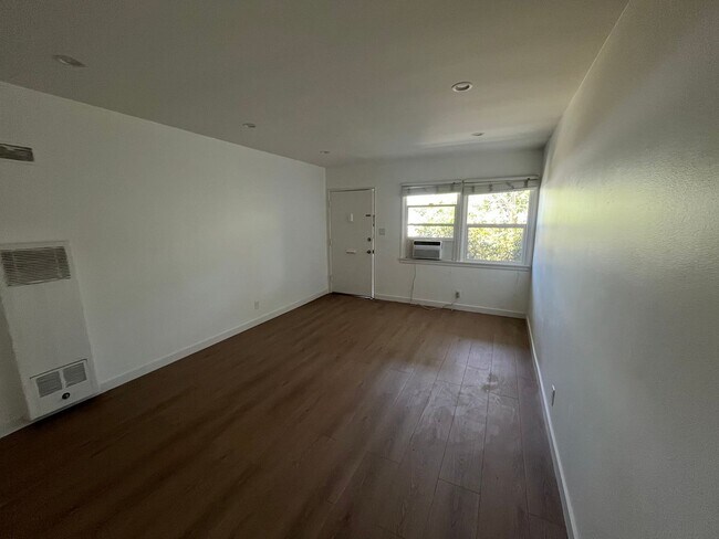 Foto del edificio - 10716-10720 Oxnard St.