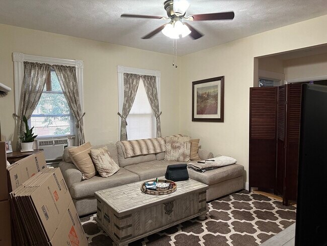 Building Photo - 63 Waverly St