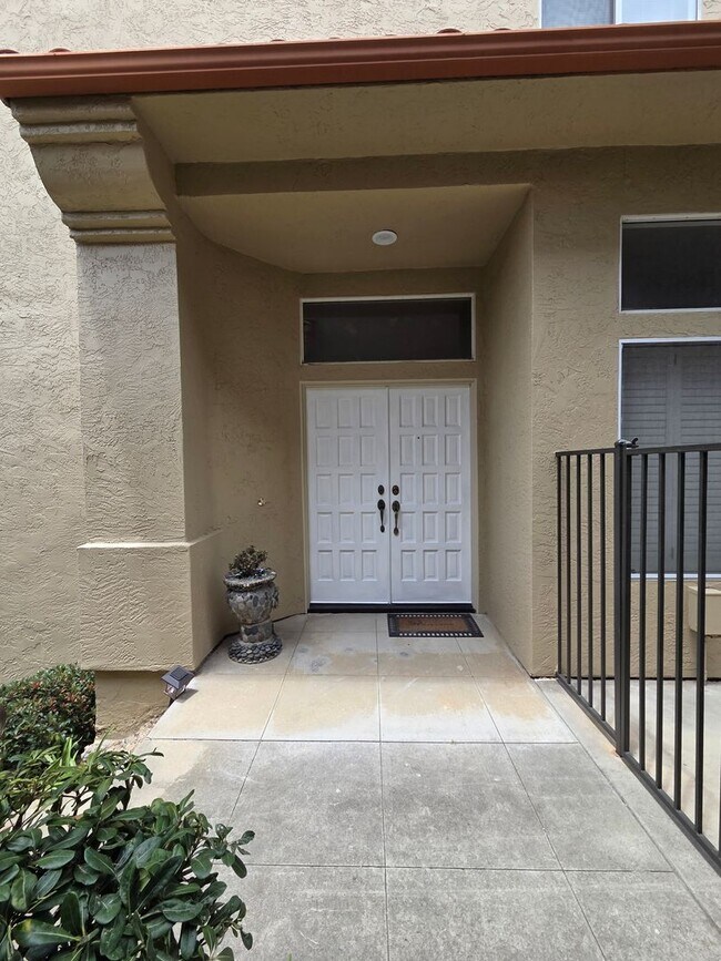 Building Photo - Spacious La Jolla Home in Gated Community