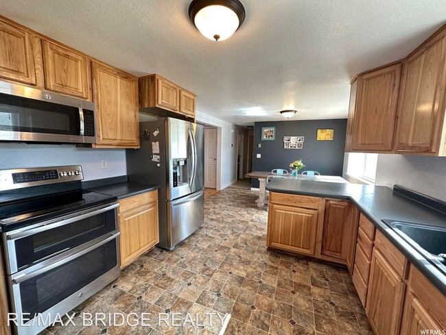 Building Photo - 4 br, 2 bath House - 855 N 200 E
