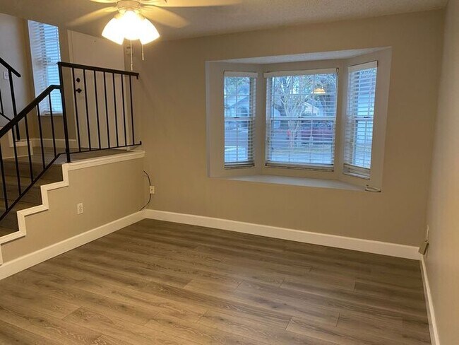 Building Photo - MOVE-IN SPECIAL-WONDERFUL 3/2.5 Home with 1 car garage-UCF Area