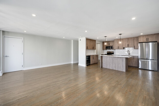 Building Photo - 227 E Walton Pl