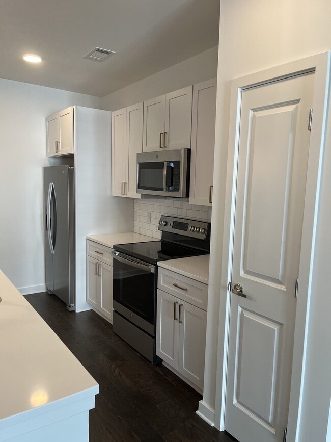 Building Photo - BEAUTIFUL CONDO IN THE HEART OF THE NATIONS IN NASHVILLE, TENNESSEE