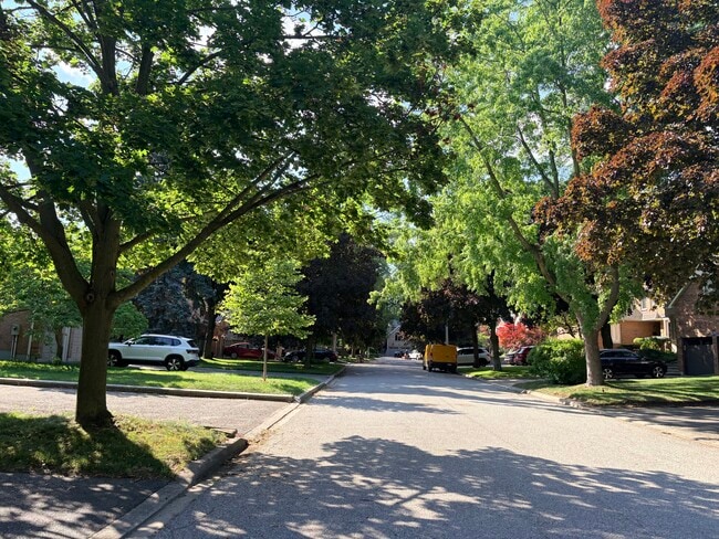Front street - 1543 Polesden Dr