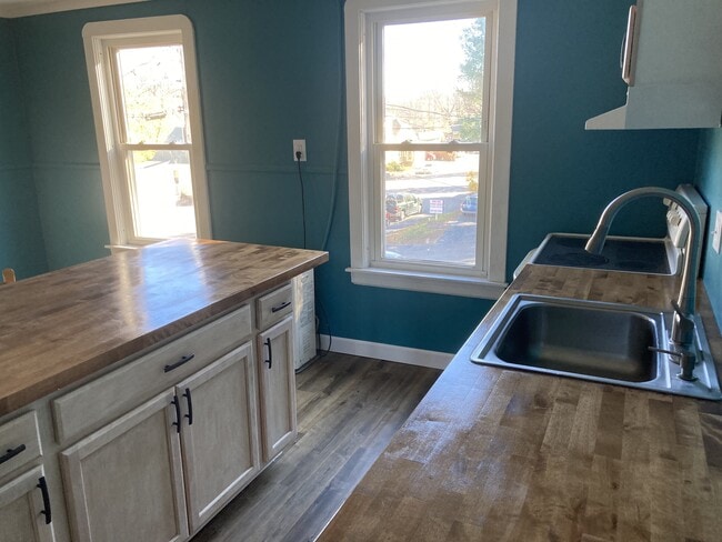 Kitchen - 103 Riverside Dr