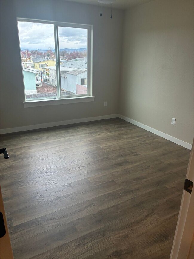 Foto del edificio - Modern 1 Bedroom, 1 Bath In White City Utilities Included