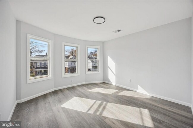 Foto del edificio - 566 Rutherford Ave