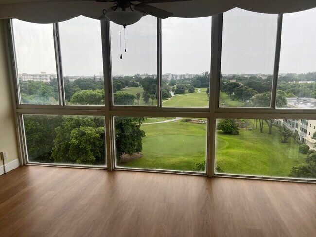 Foto del edificio - 3300 N Palm Aire Dr