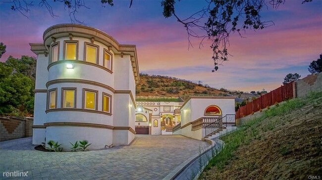 Foto del edificio - 5 br, 5 bath House - 10270 Sunland Blvd