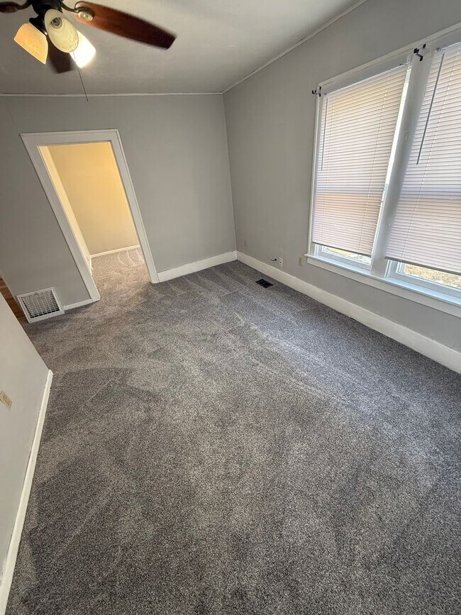 Foto del edificio - 623 W Main St