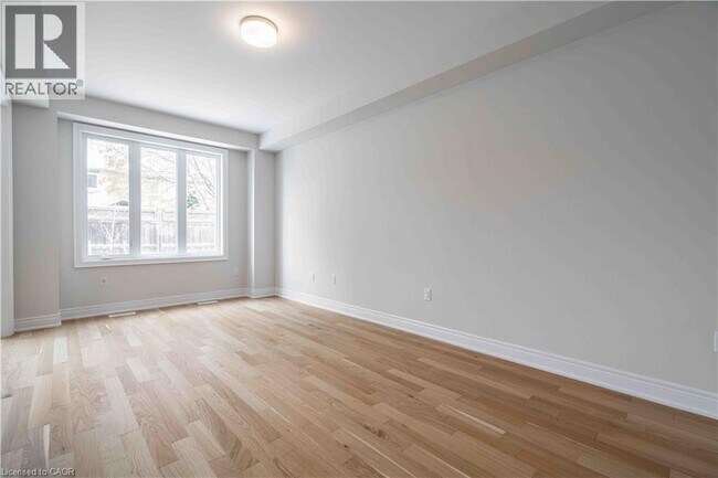 Photo du bâtiment - 2184 Postmaster Dr