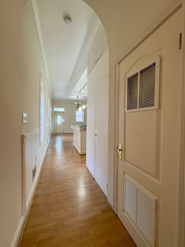Building Photo - Elegant Urban Living in a Classic End-Row ...