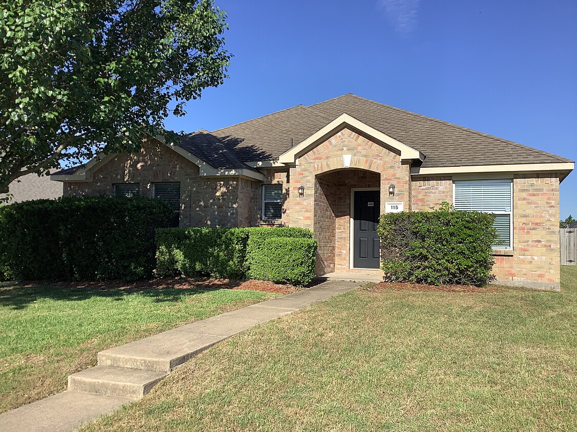 Primary Photo - 115 Clover Leaf Ln