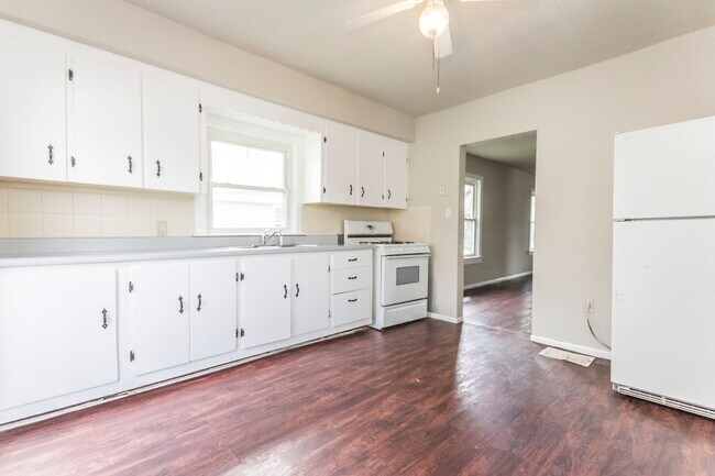 Building Photo - Spacious 2 bedroom 1 bath home