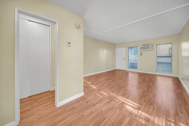 Sala de estar - 1966 N Beachwood Dr