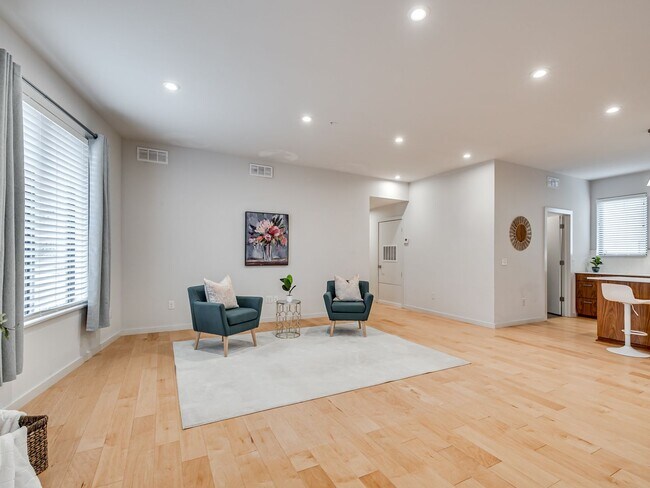 Building Photo - 627 Couch Dr