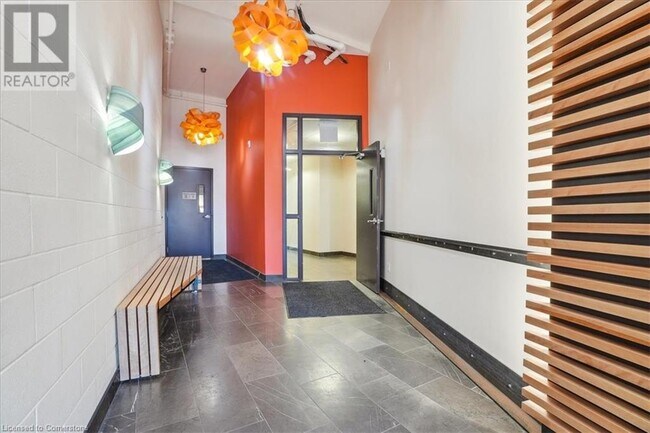 Photo du bâtiment - 121 King St E